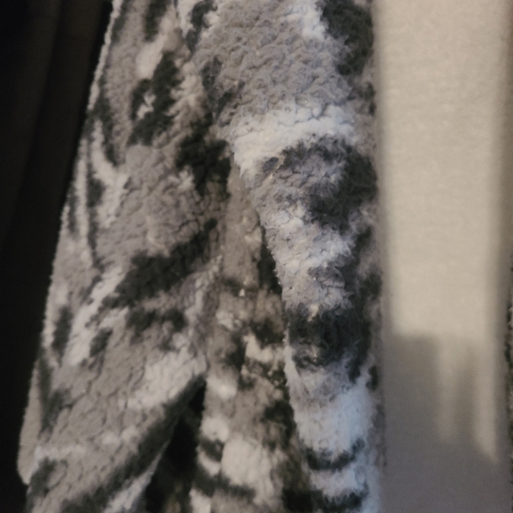 GILI Camo Oversized Sherpa Hooded Lounger Wearable Blanket - Picture 7 of 9